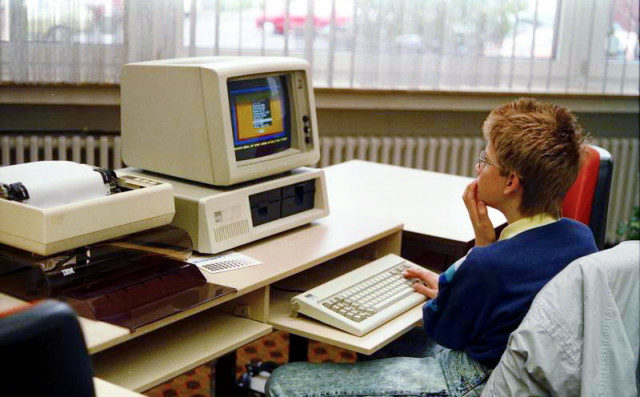 zastaralý kancelářský počítač