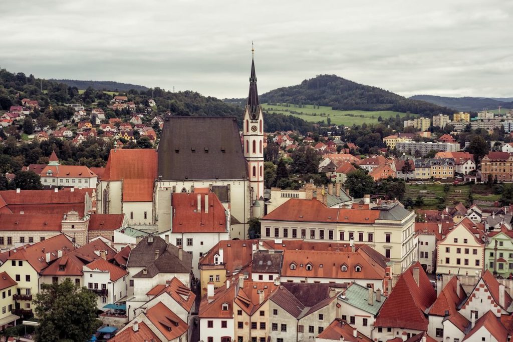 Výhled na město a jeho okolí