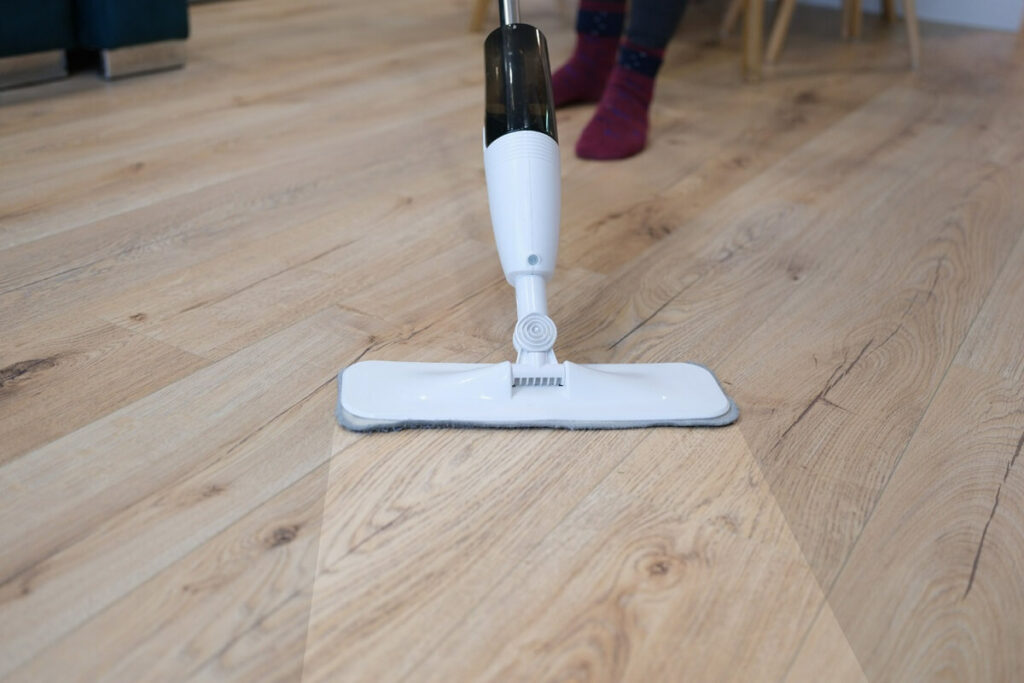 Mop na dřevěnou podlahu