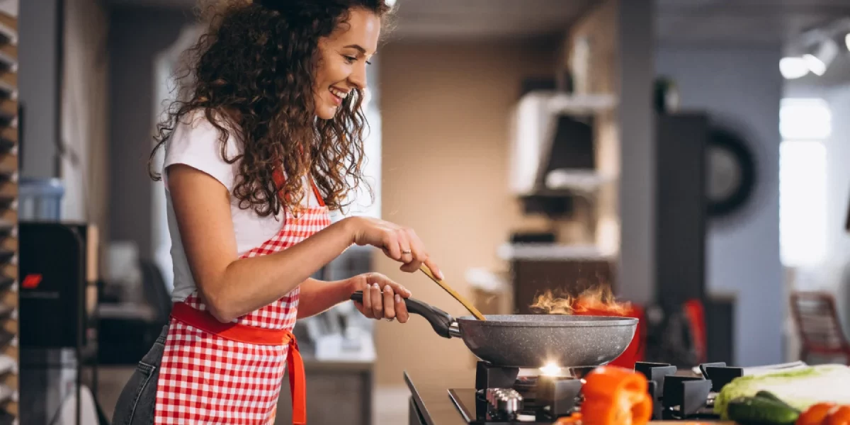 Žena vaří v domácnosti