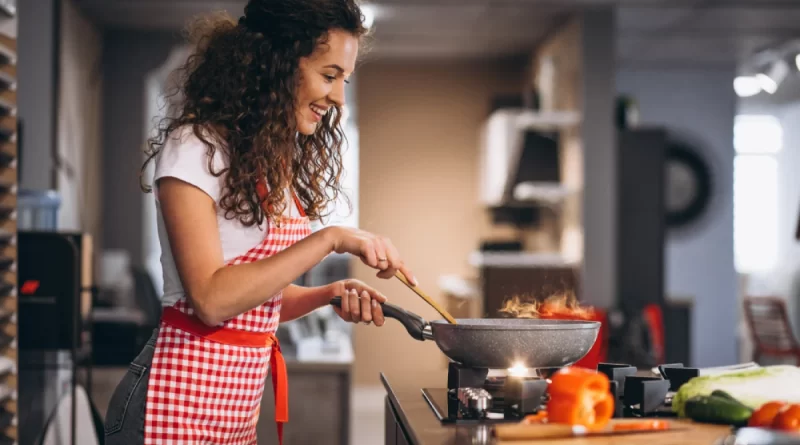 Žena vaří v domácnosti